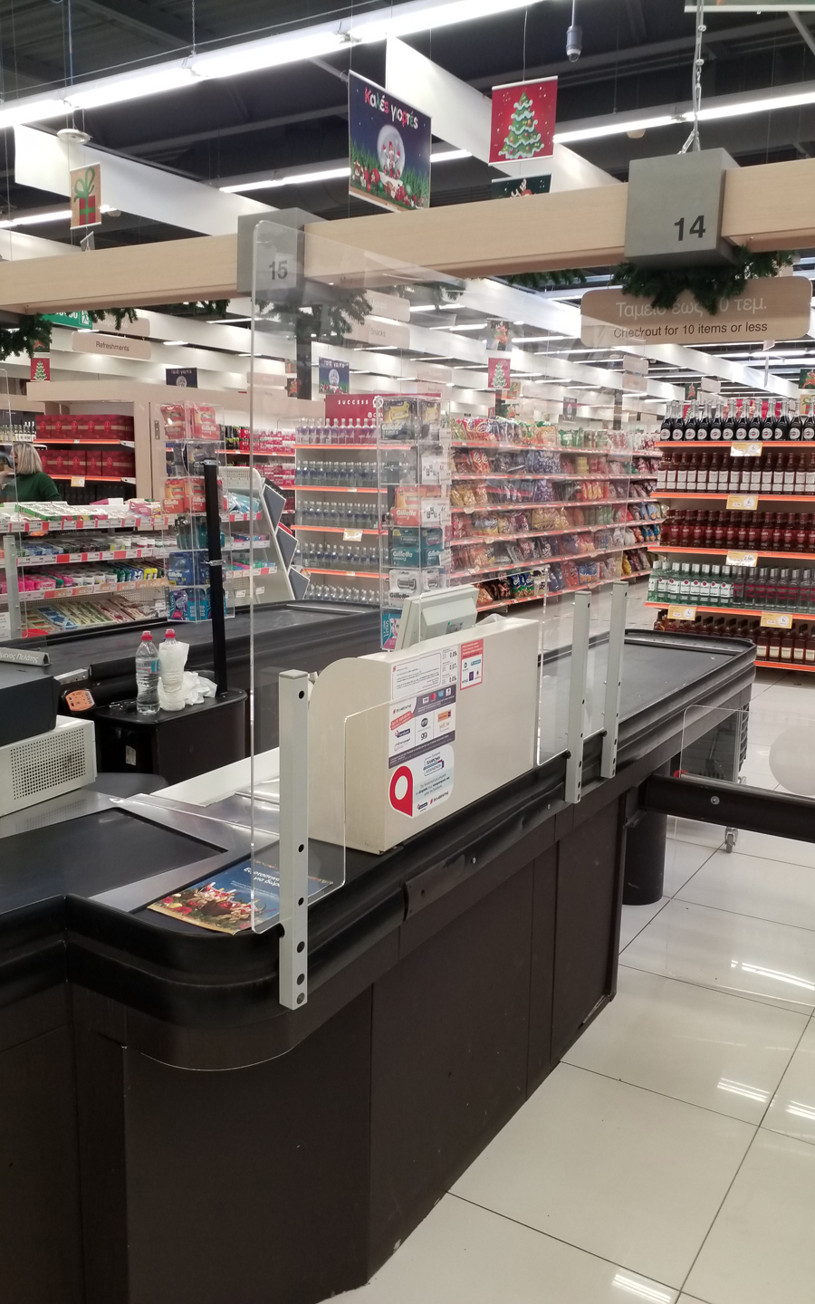 Προστατευτικό χώρισμα από plexiglass σε έπιπλο ταμείου supermarket
