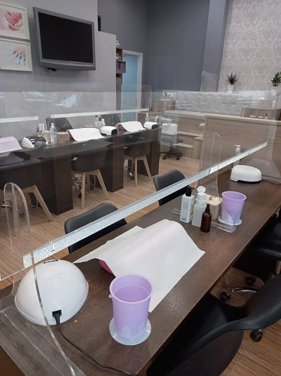 Επιτραπέζιο προστατευτικό χώρισμα από plexiglass σε κέντρο αισθητικής