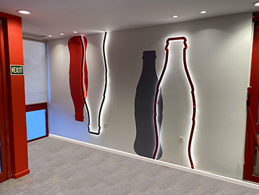 Ανάγλυφα σχήματα σε σχήμα φιάλης Coca Cola με οπίσθιο κρυφό φωτισμό
