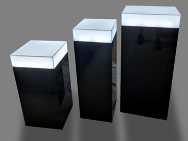 Κατασκευή lightbox με βάθρο από γαλακτερό και μαύρο plexiglass με LED φωτισμό