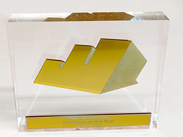 Effie award από διάφανο και χρυσό plexiglass με χάραξη