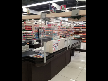Προστατευτικό χώρισμα από plexiglass σε έπιπλο ταμείου supermarket