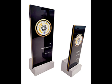 Βραβείο CAR OF THE YEAR από μαύρο και κίτρινο plexiglass με UV εκτύπωση και μεταλλική βάση