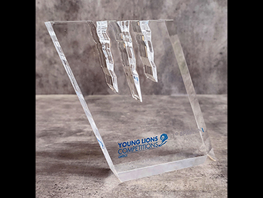 Βραβείο Young Lions από διάφανο block plexiglass και ψηφιακή εκτύπωση