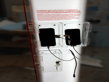 Stand VODAFONE για φόρτιση κινητών από λευκό και κόκκινο plexiglass με UV εκτύπωση και LED φωτισμό 2