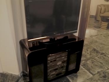 Έπιπλο τηλεόρασης από μαύρο plexiglass