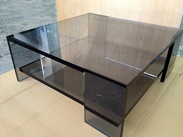 Τραπέζι καθιστικού από μαύρο φιμέ plexiglass