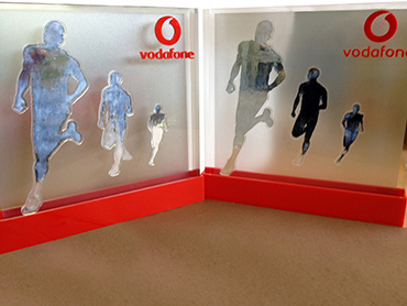 Βραβεία VODAFONE από plexiglass με ανάγλυφα σχήματα