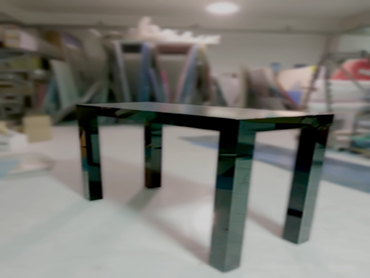 Τραπέζι από μαύρο plexiglass