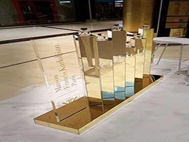Display από χρυσό καθρέφτη και διάφανο plexiglass με ανάγλυφα και αυτοκόλλητα γράμματα 2