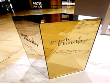 Display από χρυσό καθρέφτη plexiglass με αυτοκόλλητα γράμματα 1