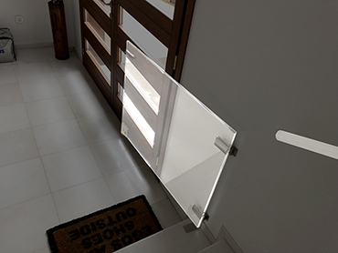 Προστατευτικό πορτάκι σκάλας από plexiglass για παιδιά