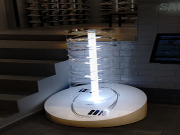 Κατασκευή display adidas από διάφανο και λευκό plexiglass με LED φωτισμό