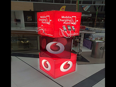 Lightbox VODAFONE από κόκκινο διάφανο και κόκκινο αδιάφανο plexiglass με LED φωτισμό